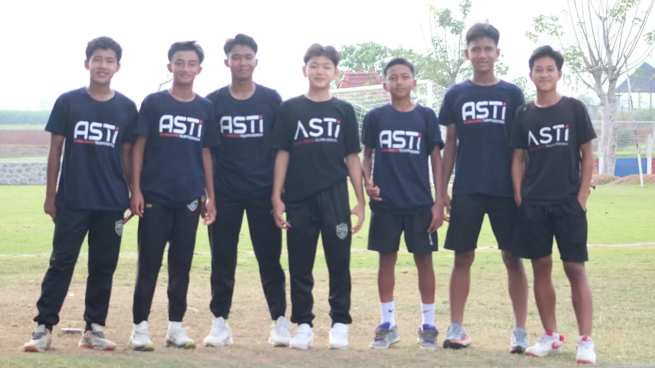 Dua pesepak bola muda ASTI yakni M. Nizam Inayatur Rahman dan Theo Davilla (berdiri nomor tiga dan empat dari kiri) terjaring Tim Komunitas Klub Sepakbola (KKS) Indonesia untuk terbang ke Portugal. (Liputan6.com/Arief Pramono).