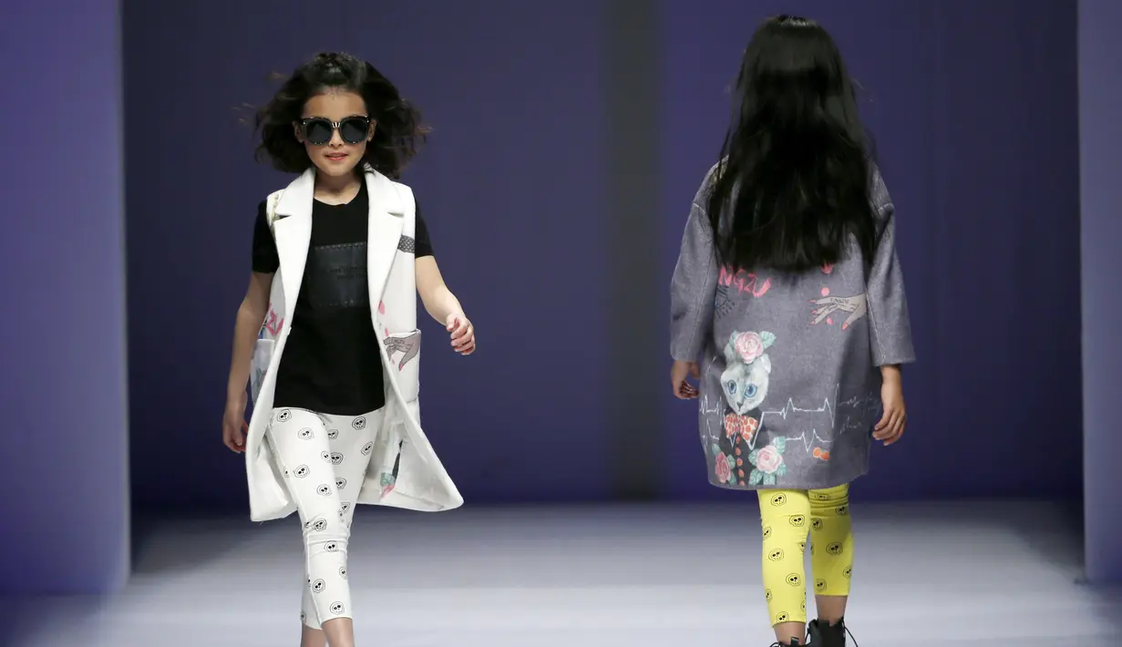 Sejumlah anak dengan lucunya berjalan diatas catwalk mengenakan busana kreasi dari Ting Zu pada kreasi dari Ting Zu,  Cina , (27/3). (REUTERS / Kim Kyung - Hoon)