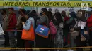 Antrean calon penumpang KRL Commuterline di area pedestrian Stasiun Terpadu Tanah Abang, Jakarta, Kamis (27/8/2020). Guna menekan penyebaran Covid-19, aparat terkait terus menghimbau pentingnya menaati protokol kesehatan. (Liputan6.com/Helmi Fithriansyah)