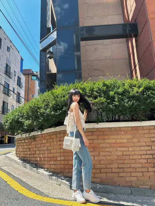 Kombinasi ruffle top, skinny jeans, sneakers, dan sling bag sempurna untuk hangout. [@secretnumber.official]