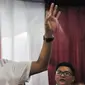 Cawagub DKI Jakarta, Sandiaga Uno saat mensosialisasikan program KJP Plus ke warga Batu Ampar, Kramatjati, Jakarta Timur, Senin (3/4). Selain sosialisasi, Sandi melantik kader Roemah Djoeang pemenangan di wilayah Batu Ampar. (Liputan6.com/Yoppy Renato)