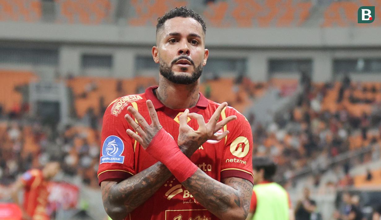 Penyerang andalan Persija Jakarta, Maxwell Souza melakukan selebrasi usai mencetak gol penentu kemenangan atas PSM Makassar pada pekan ke-22 BRI Super League 2025/2026 yang digelar di Jakarta International Stadium, Jumat (20/2) malam WIB. (Bola.com/Abdul Aziz)