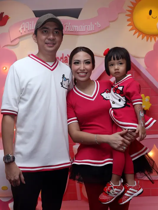 Sehari sebelum dirayakannya ulang tahun Aqila, tentunya Ayu Dewi merayakan pesta kecil di yayasan bersama anak-anak panti. (Andy Masela/Bintang.com)