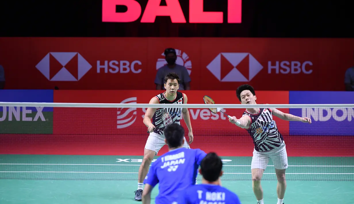 Ganda Putra Indonesia Kevin Sanjaya Sukamuljo dan Marcus Fernaldi Gideon saat melawan pasangan Jepang Takuro Hoki dan Yugo Kobayashi pada Indonesia Open 2021 di Nusa Dua, Bali, Minggu (28/11/2021). Kevin/Marcus meraih juara Indonesia Terbuka 2021 usai menang 21-14, 21-21-18. (HUMAS PP PBSI)