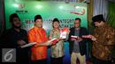 Ketua DKPP, Jimly Asshiddiqie (tengah) bersama pimpinan lembaga lainnya menunjukkan buku yang diluncurkan di Jakarta, Senin (13/6/2016). DKPP meluncurkan buku yang merekam jejak Pemilukada Serentak pada 2015 lalu. (Liputan6.com/Helmi Fithriansyah)