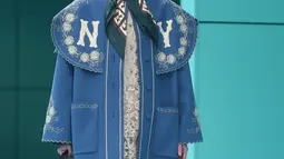 Model berjalan dengan scarf menyerupai hijab di kepalanya membawakan koleksi terbaru Gucci FW18 dalam Milan Fashion Week 2018, Rabu (21/2). Ada lebih dari empat model yang memakai scarf hingga turban di kepalanya. (AFP PHOTO/Filippo MONTEFORTE)