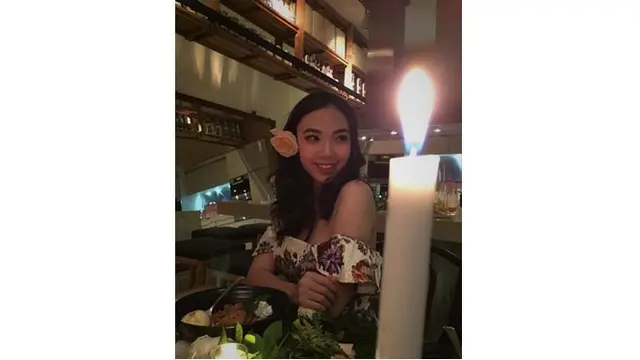 Berbeda dengan sang kakak, wanita 22 tahun ini ternyata jago menyanyi lho.