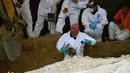 Petugas forensik saat melakukan penggalian kuburan massal di Tetelzingo, Morelos, Meksiko (23/5).Terdapat sedikitnya 116 mayat yang terkubur massal ditempat ini. (ALFREDO ESTRELLA / AFP)