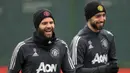 Gelandang Manchester United, Juan Mata (kiri) dan Bruno Fernandes saat mengikuti sesi latihan tim di Manchester, Inggris, Rabu (19/2/2020). MU akan bertanding melawan wakil Belgia, Club Brugge pada leg pertama babak 32 besar Liga Europa di Jan Breydel Stadion. (Simon Cooper/PA via AP)