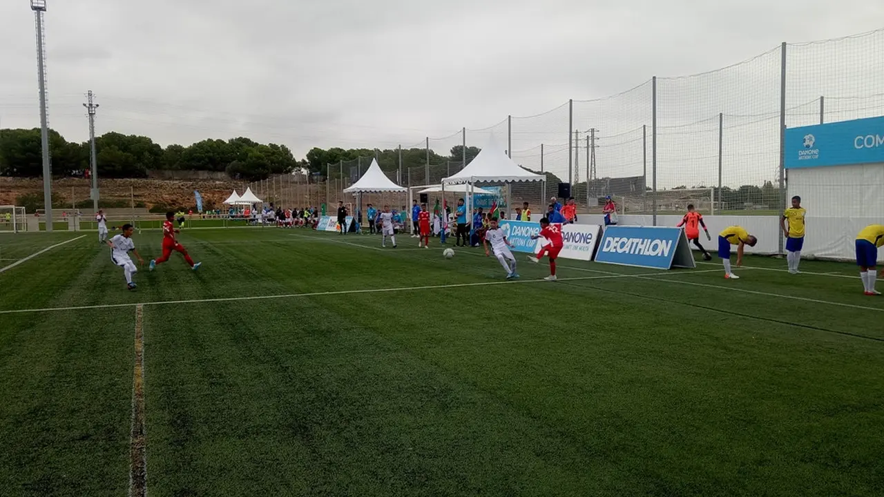 Wakil Indonesia, ASIOP Apacinti (merah) saat melawan Aljazair di Danone Nations Cup (Liputan6.com / Jonathan Pandapotan)
