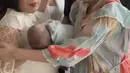Setelah prosesi tersebut, Jessica pun memberikan bayi cantiknya kepada mamah mertua untuk digendong. Tampak, jessica tampil dengan gaya rambut bunny. [@ramaphoto07]