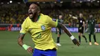 Timnas Brasil mengawali Kualifikasi Piala Dunia 2026 dengan kemenangan telak 5-1 saat menjamu Bolivia di Mangueirao Stadium, Belem, Brasil, Sabtu (9/9/2023) pagi WIB. Empat gol kemenangan Brasil dicetak masing-masing lewat brace Rodrygo dan Neymar, ditambah satu gol dari Raphinha. Sementara satu-satunya gol tim tamu dicetak oleh pemain pengganti Victor Abrego. Dengan hasil ini Brasil sementara memimpin klasemen zona Conmebol dengan keunggulan selisih gol atas Uruguay, Argentina dan Kolombia yang sama-sama mengemas tiga poin. (AFP/Carl De Souza)