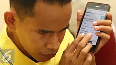 Penyandang tunanetra mengakses internet dalam acara Sosialisasi Pelatihan Internet Tunanetra di Rumah Internet Atmanto, Jakarta, Selasa (5/4). Diharapkan penyandang disabilitas dapat memperoleh akses terhadap teknologi. (Liputan6.com/Immanuel Antonius)