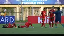 Pelatih Timnas Indonesia U-19, Indra Sjafri (kanan) menyemangati pemainnya usai dikalahkan Australia 0-1 di Stadion Thuwunna Youth Training Center Yangon, Myanmar, (12/10/2014). (ANTARA FOTO/Andika Wahyu)