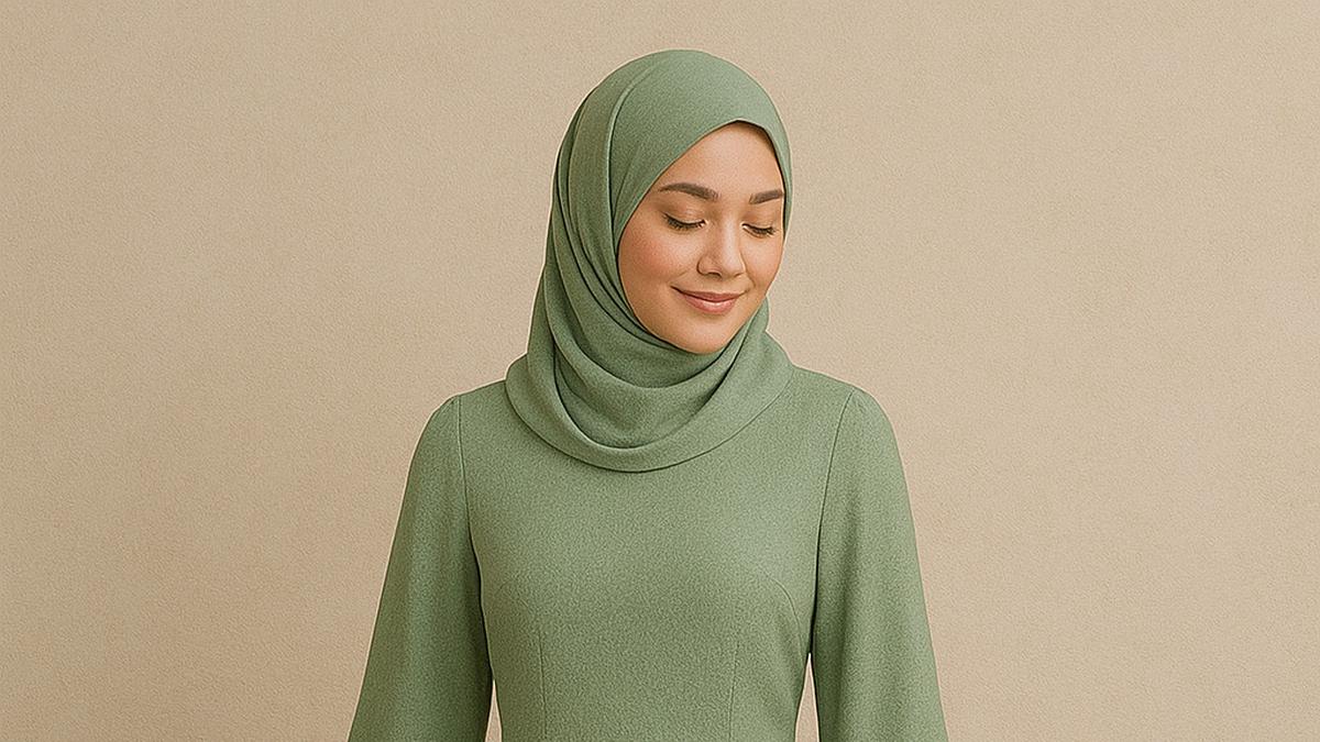 5 Gaya Hijab Islami yang Cocok Dipadukan dengan Gamis Brokat Warna Sage