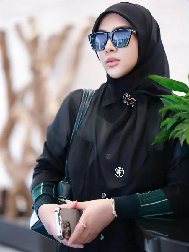 Syahrini dengan busana serba hitam (Instagram/princessyahrini)