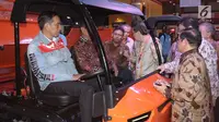 Presiden Joko Widodo mencoba pre-prototype Alat Mekanis Multiguna Pedesaan (AMMDes) Kiat Mahesa Wintor pada Indonesia International Motor Show 2018 yang diselenggarakan hingga 29 April di JIExpo, Jakarta, Kamis (19/4). (Liputan6.com/Helmi Fithriansyah)
