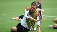 Pemain depan Timnas Jerman, Lukas Podolski, terlihat ikut berlatih bersama di Fonte Nova Arena, Salvador, Brasil, (15/6/2014). (AFP PHOTO/Patrik Stollarz)