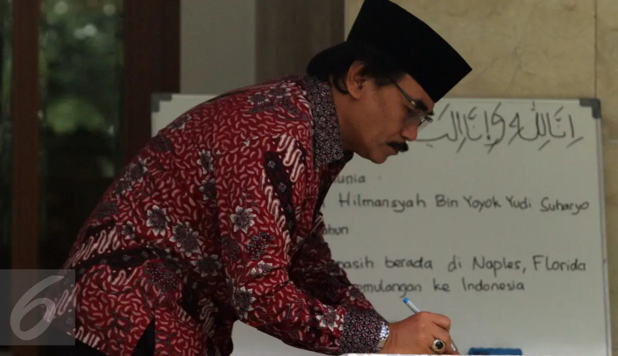 Mantan Menpora, Adhyaksa Dault terlihat melayat ke rumah duka Menteri KKP, Susi Pudjiastuti, di Jalan Widya Candra, Jakarta, Senin (18/1/2016). Putra sulung Menteri  Susi, Panji Hilmansyah, meninggal dunia di Amerika Serikat. (Liputan6.com/Helmi Afandi)