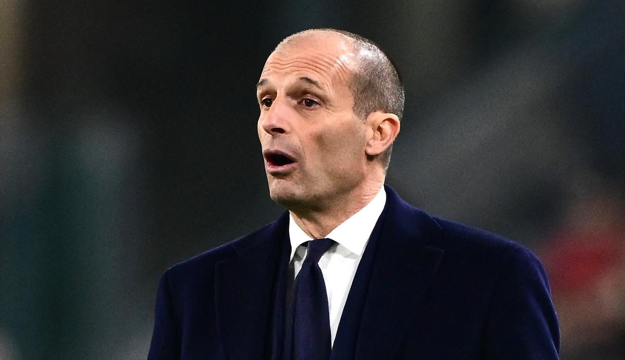 Pelatih Juventus, Massimiliano Allegri, mengamati permainan anak asuhnya melawan Udinese pada laga lanjutan pekan ke-24 Serie A di Allianz Stadium, Selasa (13/2/2024). Juve kini berada di posisi kedua dengan 53 poin. Selisih tujuh angka dengan Nerazzuri yang bertengger di puncak. (AFP/Marco Bertorello)