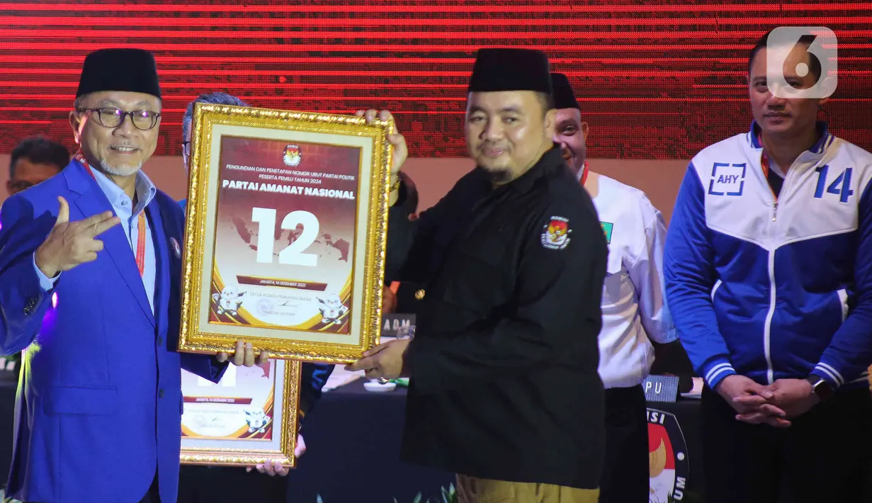 Ketua Umum PAN, Zulkifli Hasan (kiri) menerima nomor urut di gedung KPU, Jakarta, Rabu (14/12/2022). Komisi Pemilihan Umum (KPU) menggelar acara pengundian dan penetapan nomor urut partai politik peserta Pemilu 2024. 17 partai politik yang lolos menjadi peserta Pemilu 2024 pun telah mendapatkan nomor urutnya masing-masing. (Liputan6.com/Herman Zakharia)