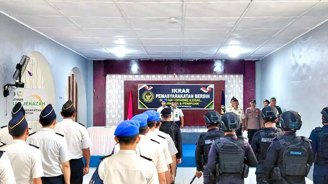 Puluhan petugas berseragam biru tua berbaris di Aula Rumah Tahanan Negara (Rutan) Kelas IIB Muntok, Bangka Barat, Kepulauan Bangka Belitung.