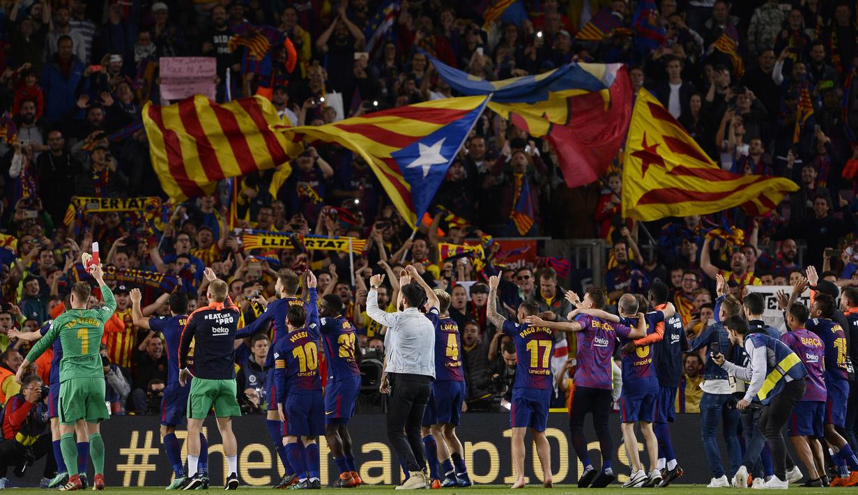 Para pemain Barcelona menyapa suporter usai melawan Real Madrid pada laga La Liga Spanyol di Stadion Camp Nou, Barcelona, Minggu (6/5/2018). Kedua klub bermain imbang 2-2. (AFP/Josep Lago)