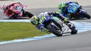 Valentino Rossi meninggalkan Maverick Vinales (kanan) dan Andrea Dovizioso untuk meraih posisi kedua saat balapan MotoGP Australia di Sirkuit Phillip Island, Minggu (23/10/2016). (AFP/Paul Crock)