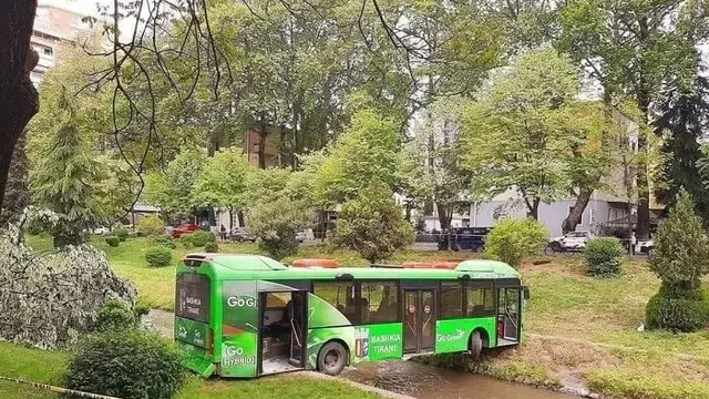 Potret Nyeleneh Mobil