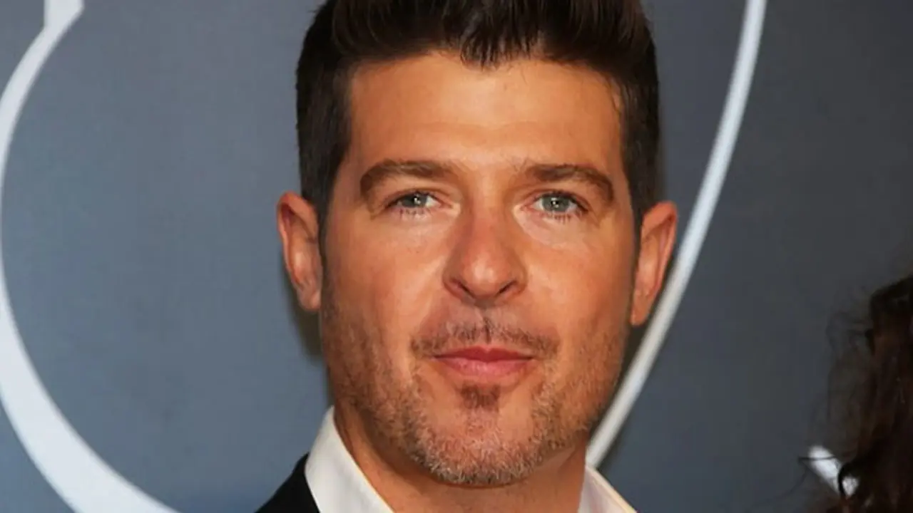 robin-thicke-130905b.jpg