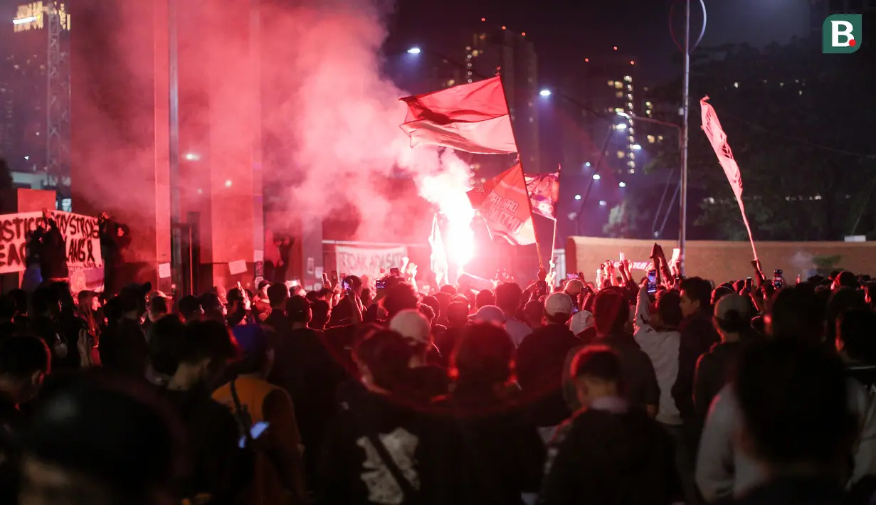 Semoga sejarah kelam sepak bola Indonesia bisa dilewati dengan bergandengnya semua elemen yang ada.
