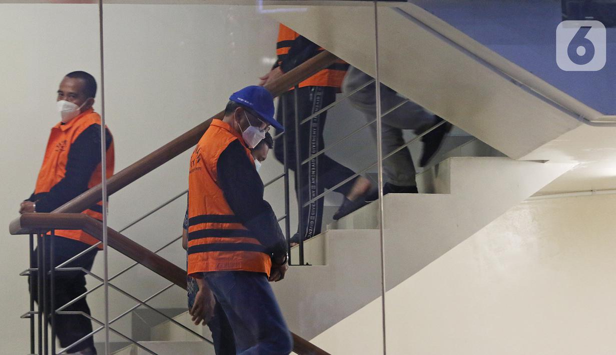 Gubernur Sulawesi Selatan Nurdin Abdullah (depan) usai pemeriksaan di gedung KPK, Jakarta, Minggu (28/2/2021) dini hari. Nurdin Abdullah ditetapkan sebagai tersangka dalam Operasi Tangkap Tangan (OTT) kasus dugaan suap proyek infrastruktur di lingkungan Pemprov Sulsel. (Liputan6.com/Herman Zakharia)