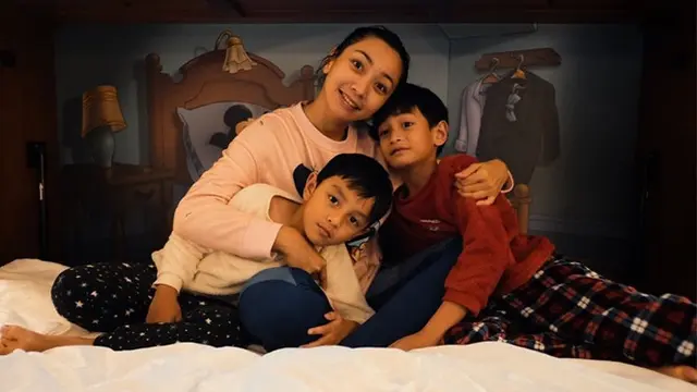 Seru dan Kompak, Ini 6 Potret Keluarga Kecil Hesti Purwadinata
