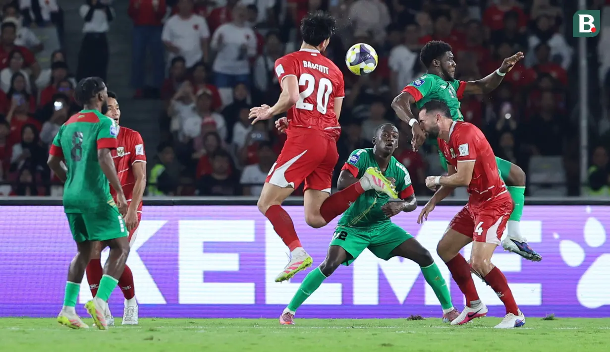 Pemain Timnas Indonesia, Elkan Baggott menyundul bola ke gawang St Kitts and Nevis dalam laga semifinal FIFA Series 2026 di Stadion Utama Gelora Bung Karno (SUGBK), Senayan, Jakarta, Jumat (27/03/2026). (Bola.com/M Iqbal Ichsan)