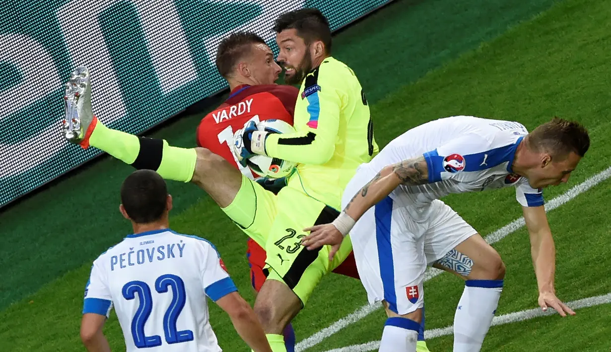 Matus Kozacik melakukan lima penyelamatan saat Slovakia menahan imbang Inggris 0-0, (20/6/2016). Beberapa peluang emas Inggris gagal karena aksinya. (AFP/Jean-Philippe Ksiazek)