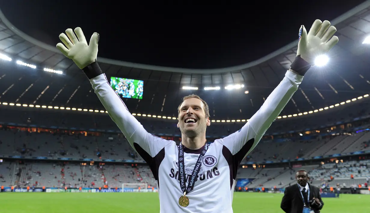 3. Petr Cech - Kiper asal ini tampil sangat impresif saat Chelsea melawan Bayern Munchen di laga final Liga Champions 2012. Petr Cech berhasil menggagalkan tiga tendangan penalti pemain Bayern Munchen di laga final tersebut. (AFP/Patrik Stollarz)