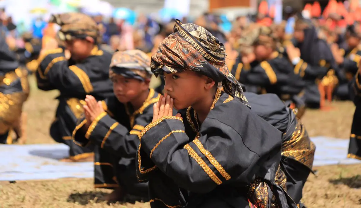 Anak-anak di Kampung Berseri Astra Jorong Tabek menampilkan kesenian pencak silat dalam acara Festival Kampung Berseri Astra di Kabupaten Solok, Sumatra Barat (28/4/2019). Kampung Berseri Astra dapat menjadi salah satu ikon Kabupaten Solok. (Liputan6.com/HO/Eko)