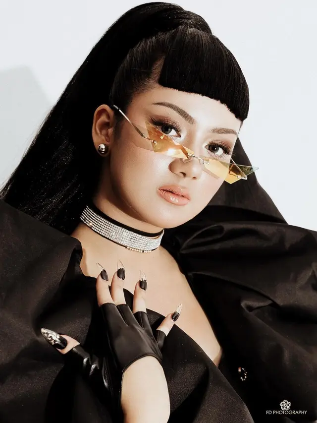 Disebut Mirip Ariana Grande, Ini 6 Pemotretan Terbaru Ersya Aurel dengan Busana Hitam