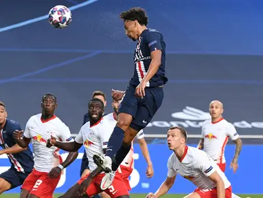 Bek Paris Saint-Germain (PSG), Marquinhos mencetak gol pertama untuk timnya  ke gawang RB Leipzig pada partai semifinal Liga Champions di Estadio da Luz, Lisbon, Selasa (18/8/2020). PSG melaju ke final Liga Champions setelah mengandaskan Leipzig  3-0.  (David Ramos/Pool Photo via AP)