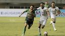 Kapten Bali United, Fadil, berebut bola dengan gelandang PS TNI, Erwin Ramdani pada laga lanjutan liga 1 di Stadion Pakansari, Bogor, Senin (10/7/2017). Bali United menang 4-3 atas PS TNI. (Bola.com/M Iqbal Ichsan)
