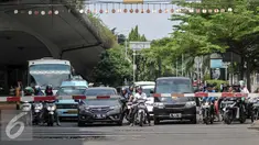Penutupan perlintasan sebidang di Stasiun KA Duren Kalibata, Pancoran, diprediksi mundur, Jakarta, Kamis (14/7). Penutupan sendiri bagian dalam rangka menjalankan amanat UU Perkeretaapian dan manajemen lalu lintas. (Liputan6.com/Yoppy Renato)
