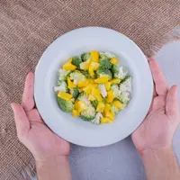 Trik memakai piring kecil untuk mengatur porsi makan. (foto: azerbaijan_stockers/freepik)