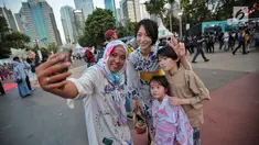 Pengunjung berswafoto dengan warga berpakaian Kimono saat hari pertama acara Jak-Japan Matsuri 2018 di Gelora Bung Karno, Senayan, Jakarta, Sabtu (8/9). Tahun ini, festival mengusung tema Indonesia and Japan Always Together. (Liputan6.com/Faizal Fanani)