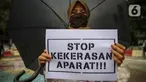 Massa yang tergabung dalam Aliansi Menolak Lupa menggelar aksi damai di kawasan Tugu Proklamasi, Jakarta, Kamis (15/10/2020). Dalam aksinya, mereka mengecam represifitas aparat kepolisian terhadap massa aksi, medis, jurnalis, dan masyarakat sipil lainnya. (Liputan6.com/Faizal Fanani)