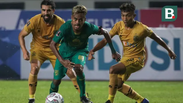 Foto: Aksi Pemain Persebaya saat Bermain Imbang Melawan Bhayangkara FC di Grup C Piala Presiden 2022