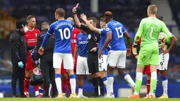 Wasit Michael Oliver menunjukkan kartu merah kepada pemain Everton Richarlison pada pertandingan Liga Premier Inggris di Stadion Goodison Park, Liverpool, Inggris, Sabtu (17/10/2020). Pertandingan berakhir dengan skor 2-2. (Cath Ivill/Pool via AP)