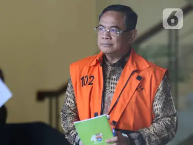 Bupati Pati nonaktif, Sudewo, berjalan menuju mobil tahanan usai menjalani pemeriksaan di Gedung Merah Putih Komisi Pemberantasan Korupsi (KPK), Jakarta, Kamis (12/2/2026). Komisi Pemberantasan Korupsi (KPK) kembali melakukan pemeriksaan lanjutan terhadap Bupati Pati nonaktif Sudewo. (Liputan6.com/Helmi Fithriansyah)