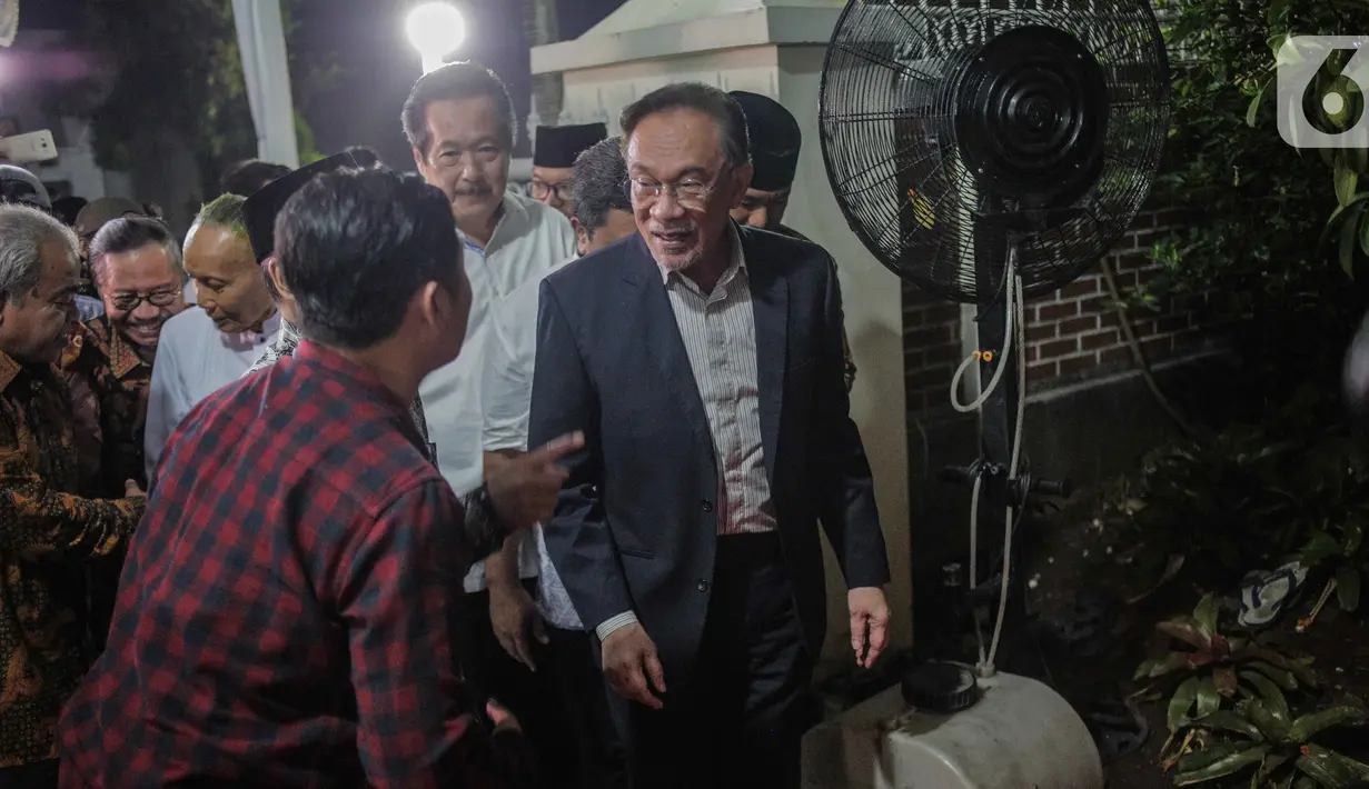 Mantan Wakil Perdana Menteri Malaysia, Datuk Sri Anwar Ibrahim menyambangi kediaman almarhum Presiden ke-3 RI BJ Habibie di kawasan Kuningan, Jakarta Selatan, Rabu (9/10/2019). (Liputan6.com/Faizal Fanani)