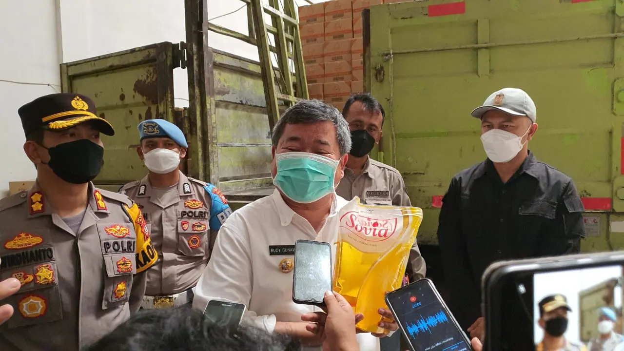 Bupati Garut Rudy Gunawan didampingi Kapolres Garut AKBP Wirdhanto Haidcaksono, dalam pengecekan stok minyak goreng di salah satu gudang di jalan Sudirman, Garut.
