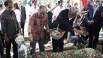 Presiden pertama Timor Leste Xanana Gusmao (kanan) didampingi Ilham Habibie menaburkan bunga saat berziarah ke makam Presiden ke-3 RI BJ Habibie di TMP Kalibata, Jakarta, Minggu (15/9/2019). Xanana dan perwakilan rakyat Timor Leste memanjatkan doa untuk Habibie. (merdeka.com/Iqbal Nugroho)